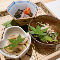 京都 鮨 まつもと - 剣先イカの松前漬け、じゅんさいともずくの酢の物、
                    みぶなのおひたし♪