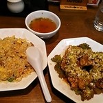華門 - 再訪・焼き飯と鶏の唐揚げ香りダレ850円