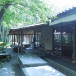 座敷には一度中庭に出て