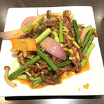 四川料理 シュン - 牛肉とニンニクの芽のピリ辛炒め