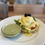  J.S. PANCAKE CAFE  - 右は、スモークサーモンのエッグベネディクトパンケーキ。
左はサラダにかけるバジルシーザードレッシング