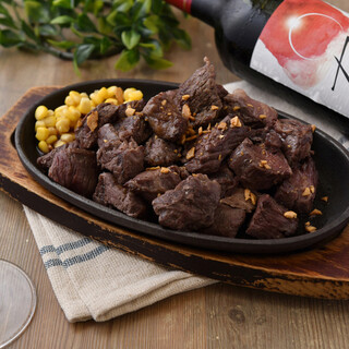 生肉からカットする本格ステーキ＆種類豊富なおつまみ◎