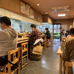 Kamaage Udon Isshin - 店内は広々としたテーブル席とカウンター席。想像よりも大箱ですね(^_-)-☆