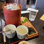 Chuugoku Sanchi Soba Koubou Funatsu - 下：「蕎麦の揚げ餅」・スプーンが添えてある猪口：「蕎麦ぜんざい」