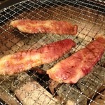 炭火焼肉 やまもと - こんがりと・・・
