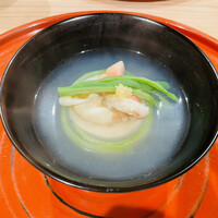 馬車道 大かわ - 中を開けると　胡麻豆腐と北寄貝　白濁した出し汁が美味しい！