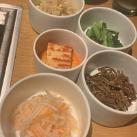 ビーフキッチン 恵比寿店 - ナムル４種盛り（豆もやし、ゼンマイ、小松菜、大根） ４種類たっぷり。ごま油を使用せず、 ネギ油で仕上げたナムルがどれも美味しい。 このコースではお代わり自由です。