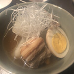 青山 川上庵 - 大根と豚、煮卵　さっぱりした優しい味
