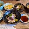 あおい食堂 - あおい刺身定食(税込1,760円)
①豚生姜焼き②真鯵③伊佐木④鰹タタキ⑤油揚げ&白菜&竹の子&絹莢豌豆等の煮物⑥法蓮草&シメジ&榎茸&人参等のお浸し⑦白ご飯⑧白菜&シメジのお味噌汁⑨白菜浅漬け⑩林檎