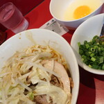 ラーメン二郎 - 汁なし半分＋ニンニク少し＋青ネギ玉子