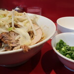 ラーメン二郎 - 汁なし半分＋ニンニク少し＋青ネギ玉子