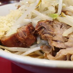 ラーメン二郎 - 豚の厚み