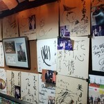 美よし家 - 数多くのサインが掲示されていやした。