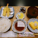まつ富久 - 料理写真:令和5年6月 ランチタイム
                    天ぷら(エビ×2尾、キス、イカ、ナス、玉ねぎ)、赤出汁、だしまき、漬けもの、ひじき、ごはん(おかわり1回無料)