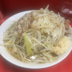 ラーメン二郎 - 小野菜からめニンニクあぶら少し