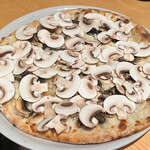 Pizzeria domo - PIZZA マッシュルーム1,700円
      モッツァレラ、マッシュルーム、ニンニク