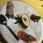 洋風旅館 ぴのん - ＜前菜＞
      とうもろこしのムース
      武尊サーモンのマリネ
      手作りチャーシューロール