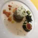 洋風旅館 ぴのん - ＜魚料理＞
      青のりムースと白スズキの二層仕立て
      蝦醤（シャーザン）入り野菜のソース