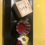 洋風旅館 ぴのん - ＜デザート＞
      ヌガーグラッセ
      季節のフルーツ添え