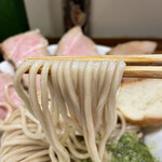五ノ神水産 - 全粒粉入り、角断面の太麺はしっかりしたコシで噛み締めると良い風味