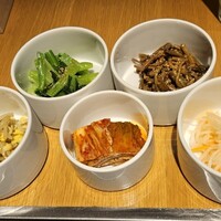 ビーフキッチン 恵比寿店 - ナムル4種盛りと白菜キムチ
