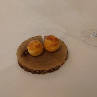 シェ・コーベ - ○ フィンガーフード（小さなシュー）
                      中にアンチョビクリームを詰めた小さなシュー
                      チーズを練り込んだシュー生地に
                      サワークリーム、アンチョビ、
                      レモンの果汁で香りを加えてる
                      との説明。