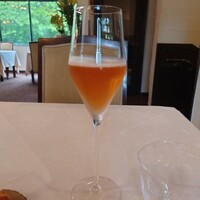 シェ・コーベ - ○デュポン　1,100円（税別）
                    フランスカルパドス生産者デュポン社が提供する
                    スパークリングアップルジュース
                    
                    甘いながら深みある芳醇な林檎ジュースな味わい
                    これは高くても納得な味わいだねえ