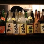 豚小家 - カウンターの焼酎、果実酒