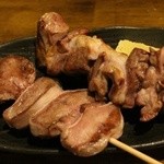 豚小家 - 80円のもつやき はつ(心臓)塩、150円のもつやき たん(舌)塩
      
      