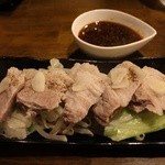 豚小家 - 茹で豚680円にんにく醤油、
      やや厚切りにした岩中豚のバラ肉、温野菜