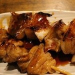 豚小家 - 100円のもつやき あぶら(コメカミ脂身)タレ、120円のもつやき しろ(腸)タレ
      