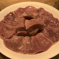 炭火焼肉ホルモン うしごろ 中目黒店 - 極みのタン 角切りと薄切り