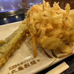Marugame Seimen - かき揚げ天はお馴染みですけど、
                        ズッキーニ天って初めてかも。
                        サクッとした食感で、案外イけますな(⊙ꇴ⊙)