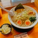 椿ラーメンショップ - 背脂ネギラーメン中盛＋味玉＋刻み玉葱❗️