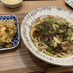 Kamatama Udon Ajitarou - 肉うどん780円（税込）とかき揚げ180円