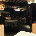 メインダイニング シーホース - 店の中はこんな感じです。（窓に写った店内を撮影）