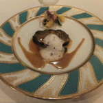 メインダイニング シーホース - 志摩産 黒鮑のエマンセ・肝のソースと魚介の泡を添えて