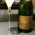 エクアトゥール - シャンパーニュが1杯サービスされます