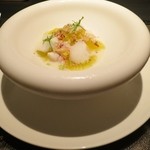 エクアトゥール - 前菜①は根セロリと林檎、赤座海老と蛤、毛蟹のスープ仕立てです