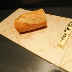 エクアトゥール - バゲットはフランス産冷凍輸入したものをココで焼いたもので自家製黒岩塩付よつ葉のバターは最高にマッチ！