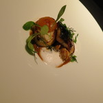 エクアトゥール - 前菜②は鰻と帆立、フォアグラのコンビネーション、甲殻類のソースです　杏の酸味がアクセントになっています