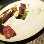 エクアトゥール - 蝦夷夏鹿のロースとビーフと馬ハラミのロティ、黒胡椒ソースと燻製エシャレットソース金時草のソテーです