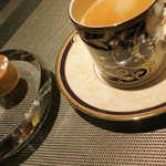 エクアトゥール - プティフールはカヌレとショコラエクアツゥールのタルトです