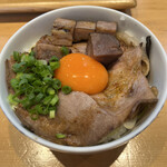 麺屋 猪一 - 炙りちゃーしゅー丼 赤玉卵黄のせ