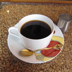 珈琲専門店 煉瓦 - ダッチコーヒー(水出しコーヒー)：450円。テーブルに敷かれたガラス板の下にはびっしりとコーヒー豆が敷きつめられていた♪