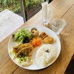 ナチュカフェ - 「ワンプレートランチ」1,180円税込み♫ 千葉県産ブリのカツレツ タルタルソース ごはんをチョイス♪