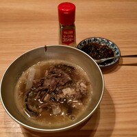 肉亭ふたご iki 本郷三丁目店 - 自家製テールスープ、ニラムチム、胡椒