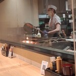 Unagi Yondaime Kikukawa - カウンター席からはガラス越しにうなぎを焼き上げるのがライヴ感覚で見る事ができる。