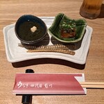 うなぎ四代目菊川 - 本日の前菜。手前の「うなぎの骨」、左上はもずく酢、右上は「うなぎの煮こごり」。