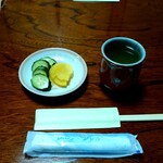 なか野 - 漬物、お茶、箸、おしぼり